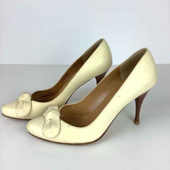 STUART WEITZMAN LEATHER CREAM NEUTRAL KNOT PUMPS - Picture 5 of 12